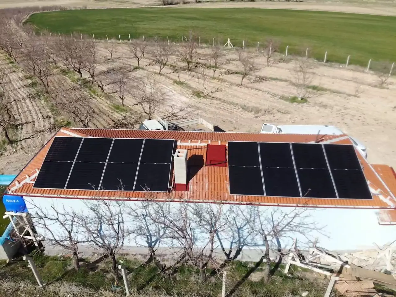 Çankırı'da hobi bahçesi çatısına kurulan off grid güneş paneli sistemi